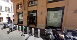 Panico al McDondald's: turista spruzza spray urticante nel fast food