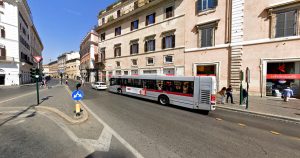 Scippato alla fermata del bus filma il rapinatore con lo smartphone
