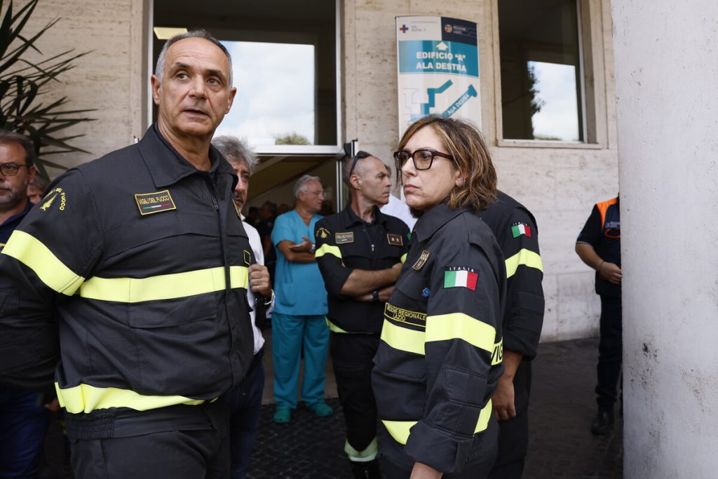 I 4 feriti del rogo di Torre Spaccata sono in pericolo di vita. Il più grave è il pompiere