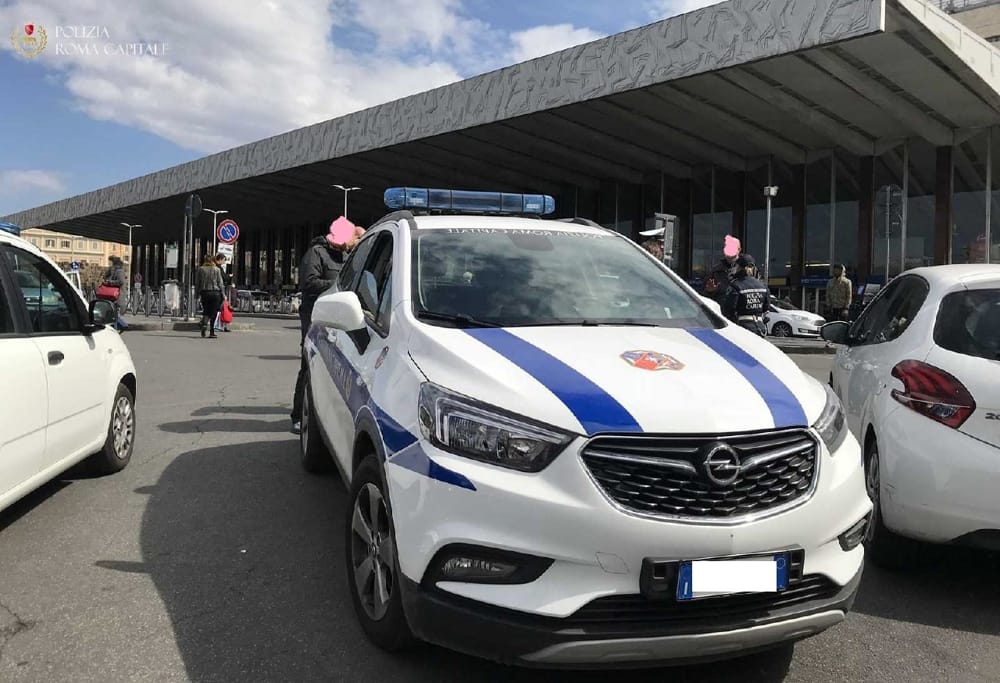 Si autoinfligge ferite tra i passanti davanti alla stazione Termini. Salvato dalla polizia locale