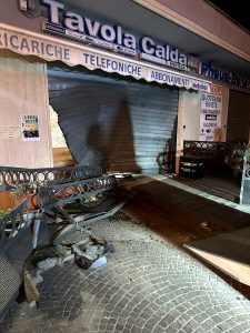 Tentano furto nel bar ma restano incastrati con l'auto usata come ariete