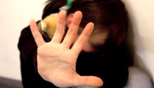 Picchiata e strangolata dal fidanzato con il cavo del cellulare: "Mi costringeva a fare sesso"