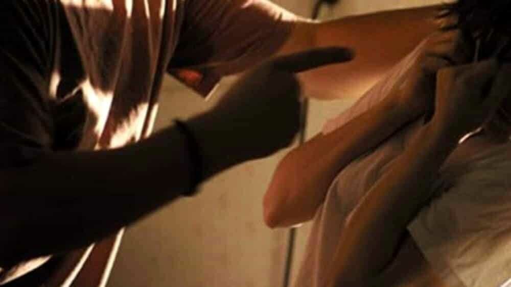 "E' caduta nella doccia", ma l'ha presa a calci e schiaffi. Arrestato compagno violento