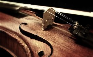 Denaro per riavere indietro il violino, tentata estorsione ai danni di un artista di strada