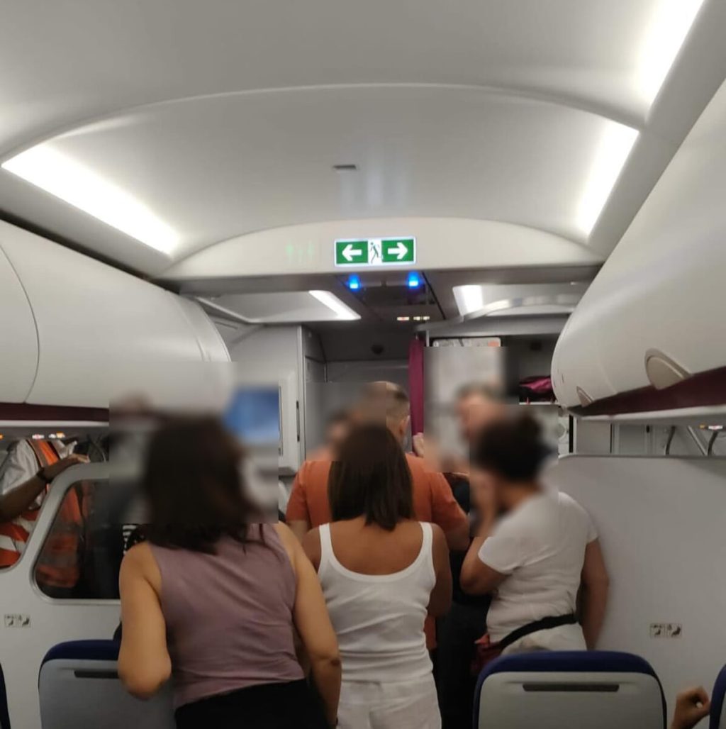L'incendio e la pista bloccata, il racconto: "Bloccati per ore all'interno dell'aereo"