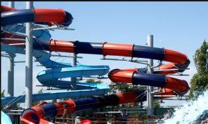 "Ha palpeggiato la mia ragazza" e al parco acquatico scoppia la lite