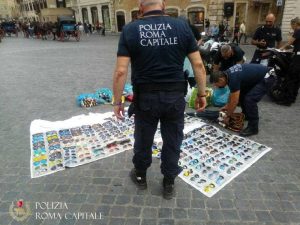 Abusivismo commerciale, sequestri a raffica dei vigili. La merce nascosta nei contatori