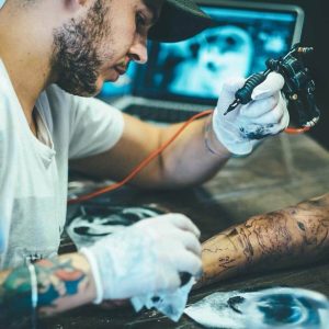 Alessio Cruciani, il tatuatore romano morto in un incidente stradale nel giorno del suo compleanno