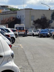 "Hai messo le foto di mia figlia sui social" e scatta la rissa. Un ferito e tre arresti