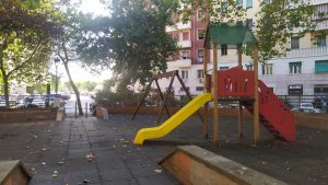 Favela piazza Ragusa, il municipio a caccia di soluzioni: scartata l’ipotesi di chiudere l’area giochi
