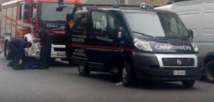 Un trolley abbandonato davanti a una banca fa scattare l'allarme bomba