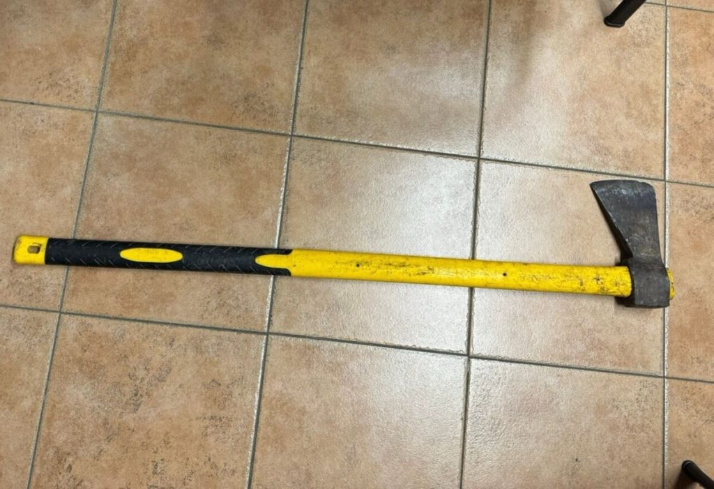 Paura a Roma nord: coppia di fidanzati inseguita da uomo con un'ascia