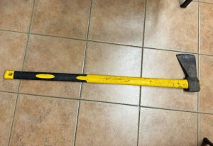 Paura a Roma nord: coppia di fidanzati inseguita da uomo con un'ascia