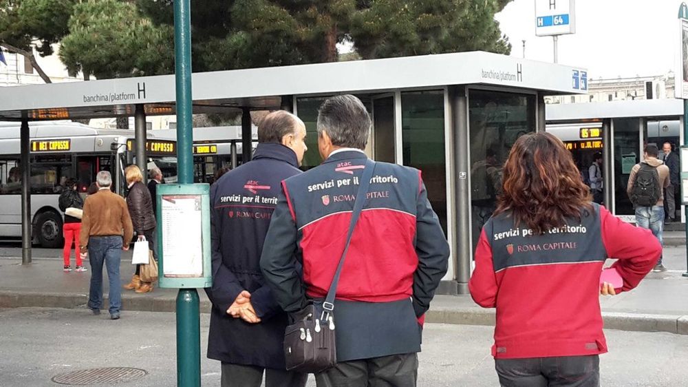 C’è troppa ressa sul bus, turisti tedeschi col biglietto non obliterano e vengono multati