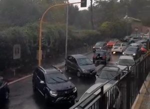 Trionfale allagata: auto contromano e disagi per i disabili