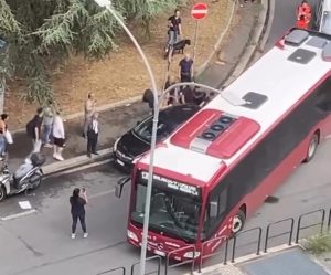 Lascia l'auto in curva e blocca l'autobus, traffico in tilt al quartiere Africano