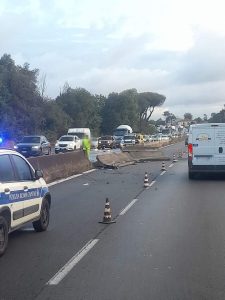 Incidente sulla Pontina: auto sfonda new jersey e finisce nell'altra corsia