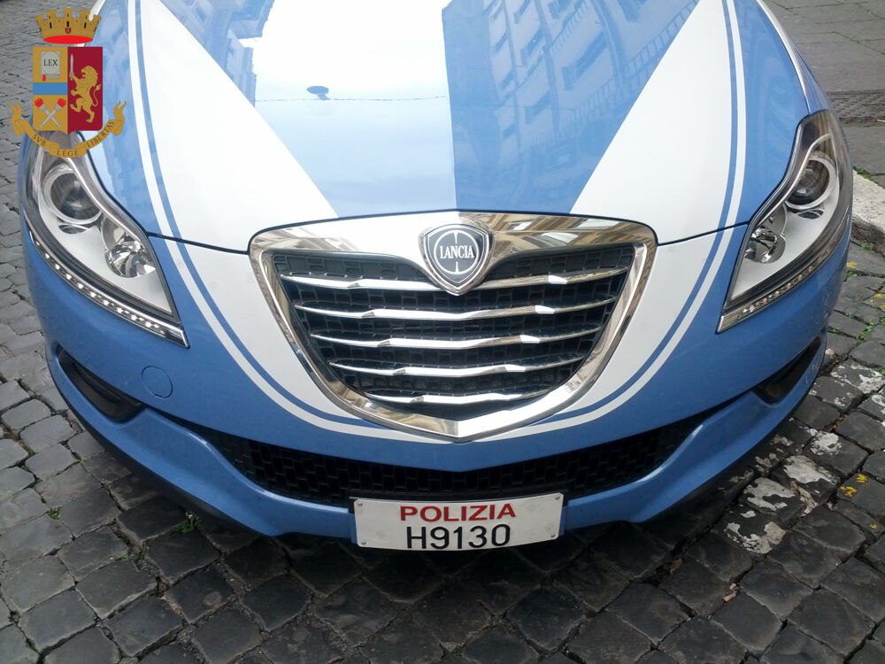 Strappa lo smartphone a un controllore Atac e durante la fuga spinge a terra un'anziana