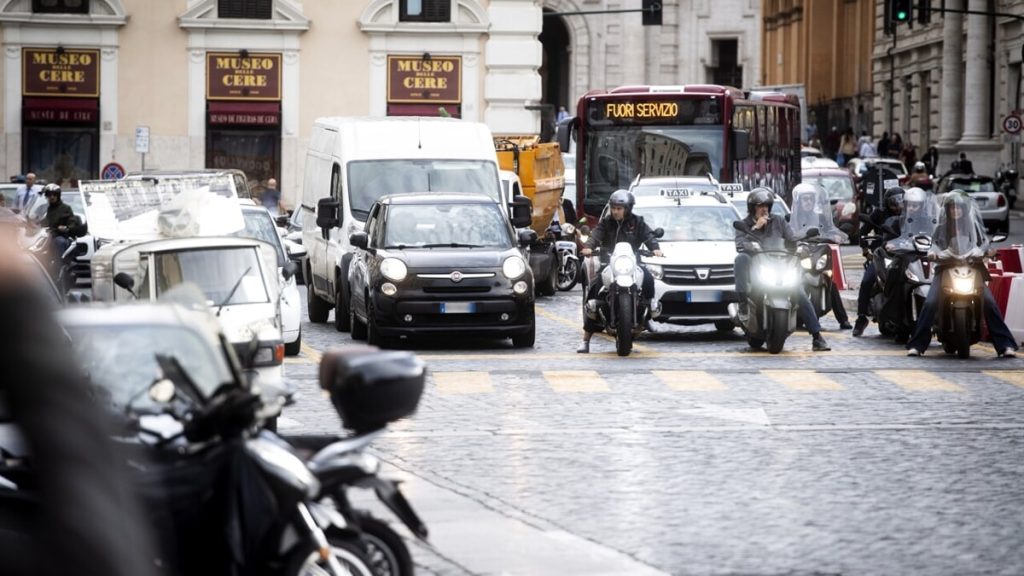 Auto mia quanto mi costi. Perché a Roma è diventato conveniente stare senza