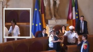 Bagarre in assemblea capitolina dopo il blitz del VI Municipio: "Squadrismo fascista", "Sono nemici del territorio"