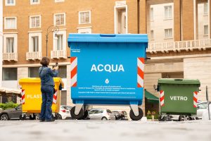 Un bidone gigante nel cuore di Roma. L'installazione contro lo spreco di acqua
