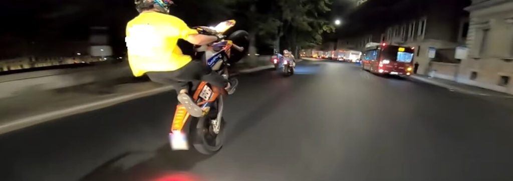 Notti a tutto gas a Roma nord: “Le moto sfrecciano e suonano gli allarmi”