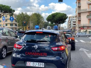 Evade dai domiciliari e gira per il quartiere su uno scooter rubato