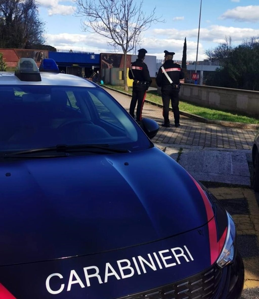 Borseggiatore colpisce donna al volto, la rapina e scappa sui binari della metro