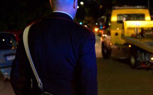 Perde il controllo dell'auto e finisce contro un muro: 23enne muore sbalzato fuori dal finestrino