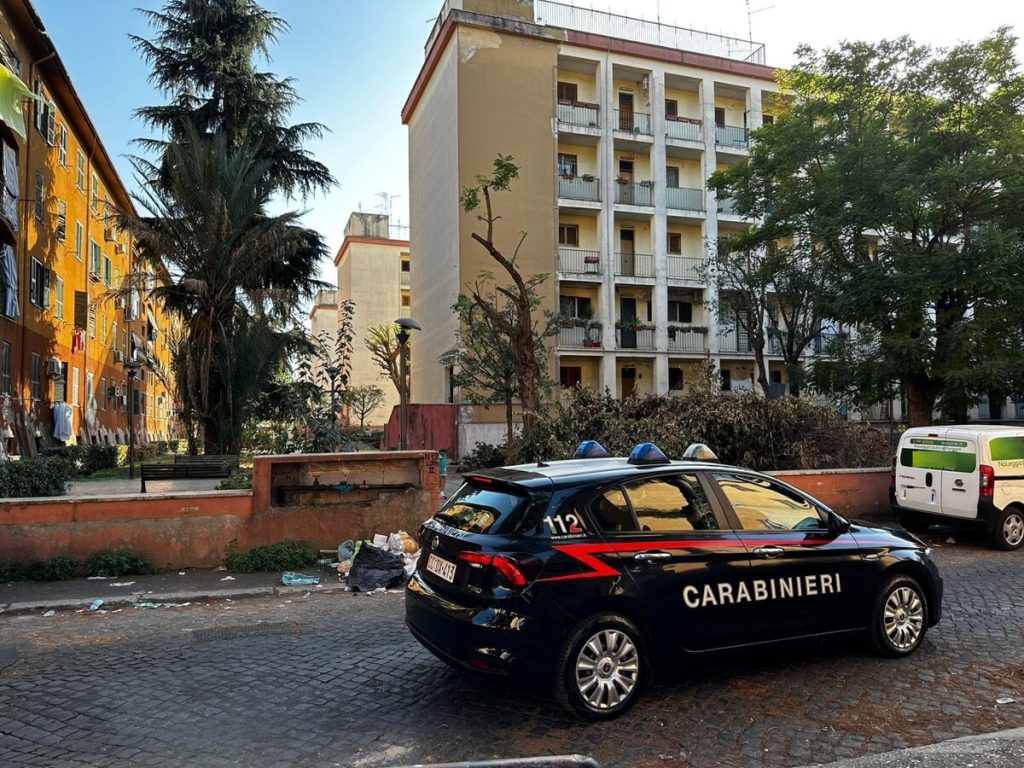 Crack nascosto nel contenitore dei rifiuti e nelle lastre di marmo, due pusher in manette