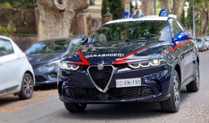 Bevono alcolici gratis nel minimarket e prendono a schiaffi il titolare