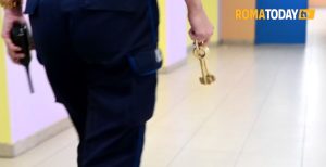 Disordini a Casal del Marmo, a fuoco due celle. Ferita anche una agente