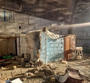 "C'è fumo sotto ponte Flaminio". Spuntano una casa in mattoni e decine di bombole del gas