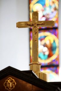 Entra e disturba la messa. Un carabiniere lo ferma e lui gli morde la mano