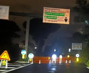 Manto stradale dissestato: chiusa la laterale della Cristoforo Colombo