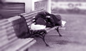 Senza dimora pestato mentre dorme su una panchina