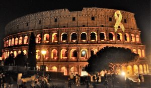 Il Colosseo si illumina con un nastro dorato contro i tumori infantili