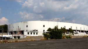 Dai Nirvana all'Esselunga. Tra crolli e burocrazia che fine farà il palaghiaccio di Marino?