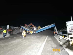 Il ponte crolla durante la demolizione e finisce sull'autostrada. Chiuso il tratto tra Torrenova e il Gra