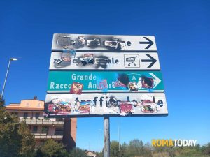 A Roma la notte è derby a colpi di adesivi. Segnali e cartelli stradali diventano illeggibili