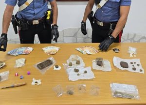 Con hashish e marijuana vicino alla scuola, nei guai giovane spacciatore
