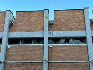 Vetri rotti dall'edifico abbandonato finiscono nell'ingresso della scuola: "Siamo preoccupati"