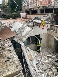 Esplosione in un appartamento dopo una fuga di gas. Un ferito grave