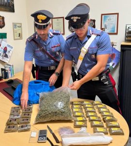 Scavalcano muro di un condominio per scappare dai carabinieri, avevano 4 chili di droga