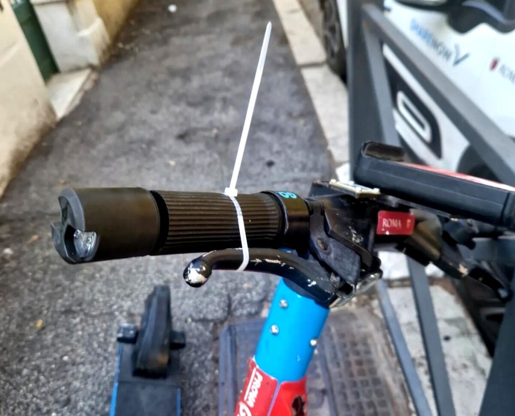 Dopo "fleximan" arriva "fascetta man", il giustiziere dei monopattini in sharing
