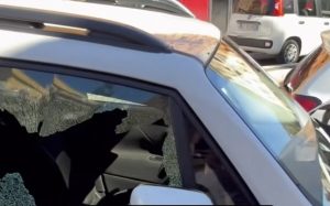 Finestrini rotti a Roma: la piaga Capitale delle auto danneggiate