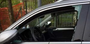 Spaccano vetro del suv e lo svaligiano, ladri incastrati dalle torce elettriche