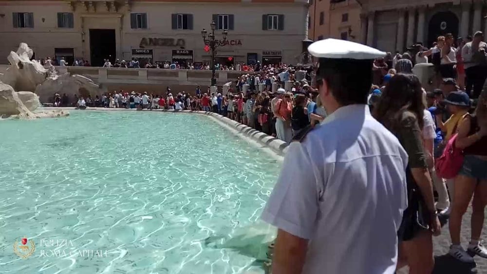 Fontana di Trevi a numero chiuso e a pagamento per i turisti, la soluzione di Roma per tutelare il monumento