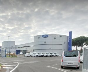 Incendio a Casetta Mattei, fiamme in un autosalone. Otto macchine coinvolte