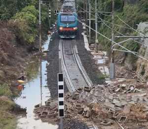 Crolla un costone sui binari, in tilt i treni della Roma - Nettuno